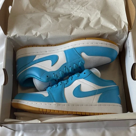 Air Jordan 1 Low Sneaker - Picture 7 of 8